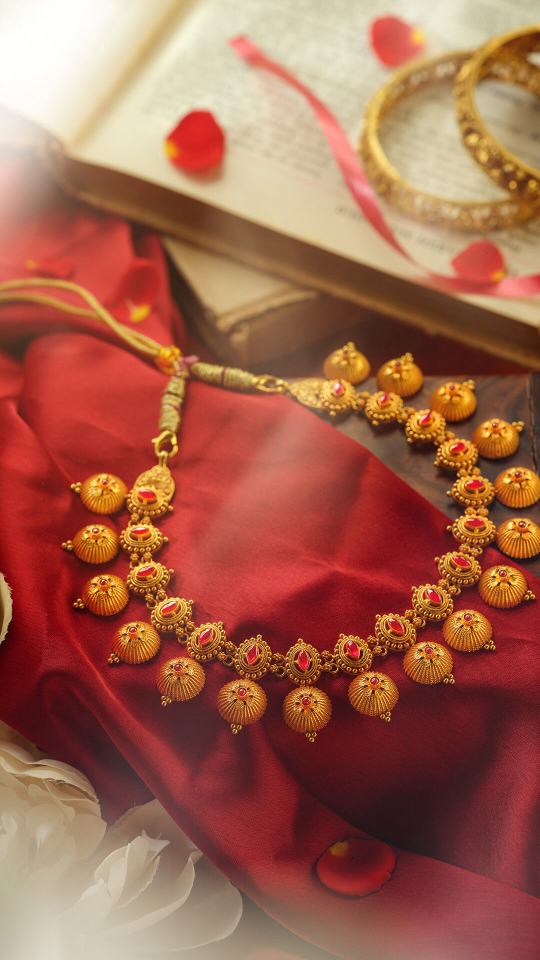 Traditional style gold necklace for bride